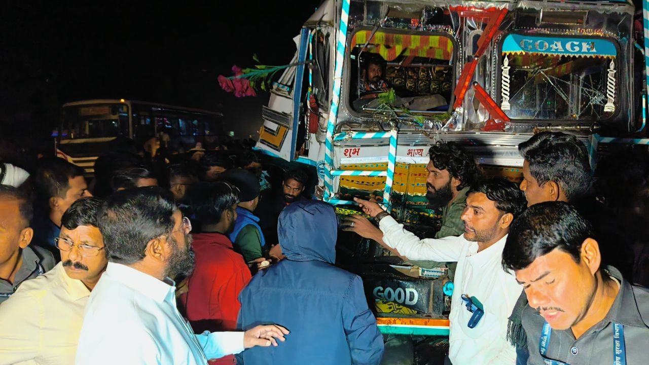 मुख्यमंत्र्यांनी अपघातग्रस्त दुचाकीस्वाराचे प्राण वाचवले, रस्त्यावर ताफा अडवत स्वत: जखमींना नेलं रुग्णालयात