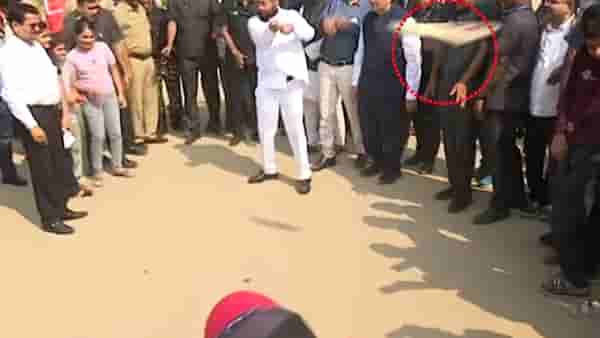 अरे देवा…हे काय झालं? मुख्यमंत्र्यांच्या हातात बॅटचा दांडा राहिला अन् बॅट गेली दुसरीकडे