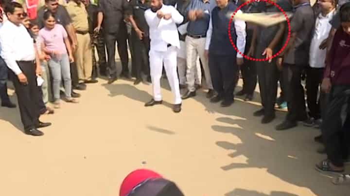 अरे देवा...हे काय झालं? मुख्यमंत्र्यांच्या हातात बॅटचा दांडा राहिला अन् बॅट गेली दुसरीकडे अरे देवा...हे काय झालं? मुख्यमंत्र्यांच्या हातात बॅटचा दांडा राहिला अन् बॅट गेली दुसरीकडे