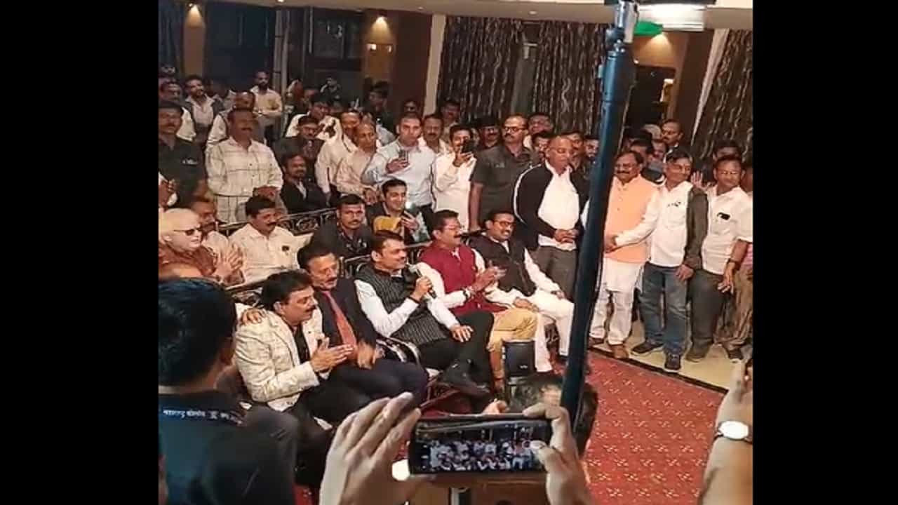 ऐसा कोई साथी हो...देवेंद्र फडणवीस यांनी गायलं गाणं, कुणाचा होता वाढदिवस? व्हिडीओ व्हायरल