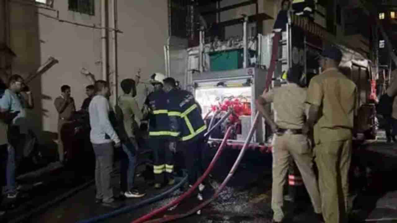 Mumbai Fire | मुंबईत गिरगावमध्ये भीषण आग, दोघांचा होरपळून मृत्यू, ९ जणांना रेस्क्यू करुन वाचवले