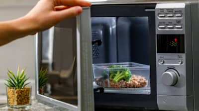 तुम्ही देखील मायक्रोवेव्ह मध्ये जेवण गरम करत असाल तर सावधान