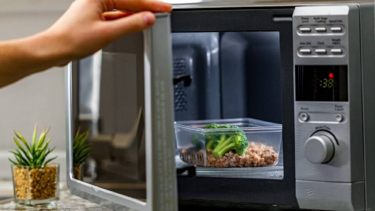 तुम्ही देखील मायक्रोवेव्ह मध्ये जेवण गरम करत असाल तर सावधान तुम्ही देखील मायक्रोवेव्ह मध्ये जेवण गरम करत असाल तर सावधान