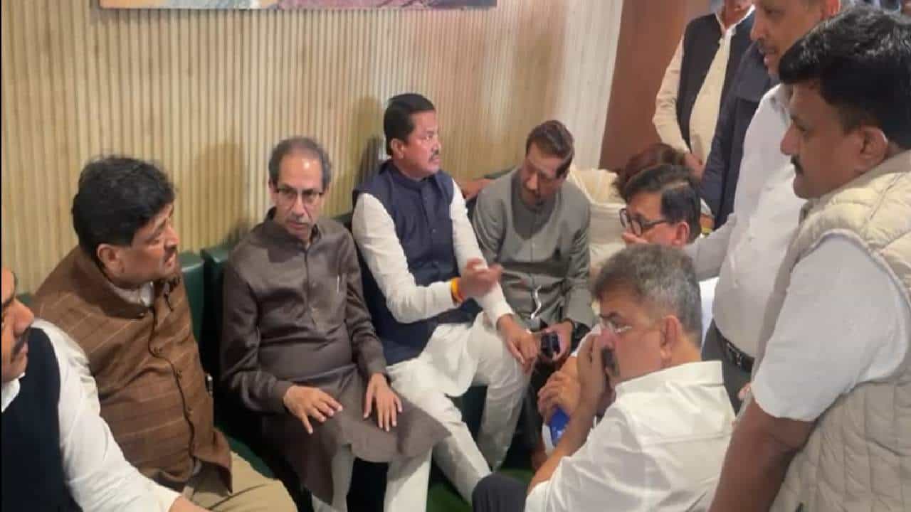 उद्धव ठाकरे यांच्यासमोरच मिलिंद नार्वेकर यांची तक्रार?; काय म्हणाले जयंत पाटील?