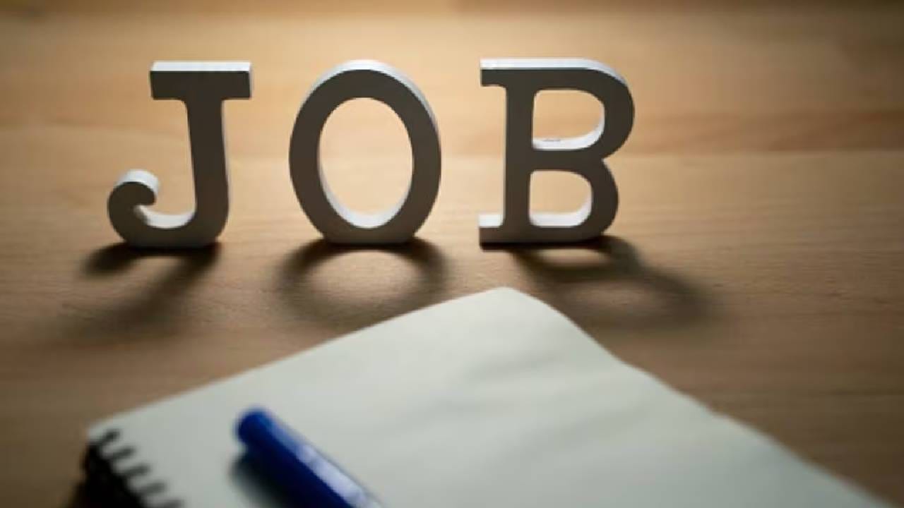 नोकरीच्या शोधात आहात तर ही मोठी संधी तुमच्यासाठी आहे. विशेष म्हणजे मेगा भरतीला सुरूवात झालीये. उमेदवारांनी अजिबातच वेळ वाया न घालता भरतीसाठी अर्ज करा. 