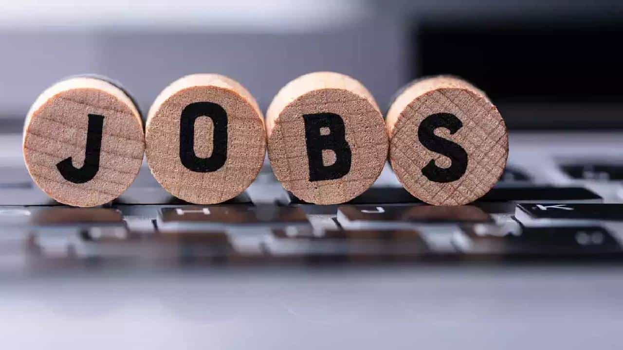 स्टाफ नर्स पदासाठी मोठी भरती प्रक्रिया ही सुरू आहे. इच्छुकांनी या भरती प्रक्रियेसाठी लगेचच अर्ज करावेत. नोकरीच्या शोधात असणाऱ्यांसाठी ही मोठी संधी आहे.