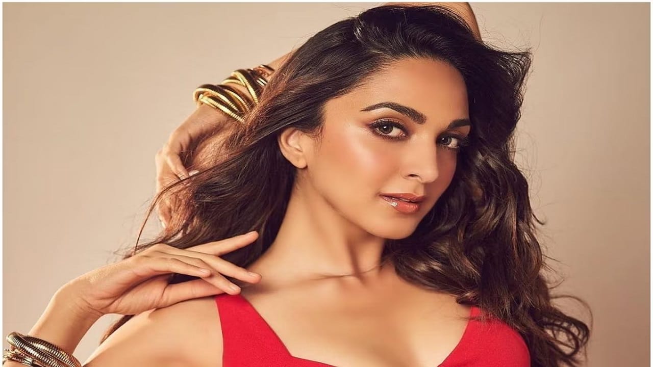 गुगलवर सर्वाधिक सर्च केलेल्या सेलिब्रिटींमध्ये देखील कियारा अग्रस्थानी आहे. म्हणून कियारा हिच्याबद्दल नक्की कोणत्या गोष्टी गुगलवर सर्च केल्या जातात जाणून घेऊ. सध्या सर्वत्र फक्त आणि फक्त कियारा अडवाणी हिची चर्चा रंगली आहे.