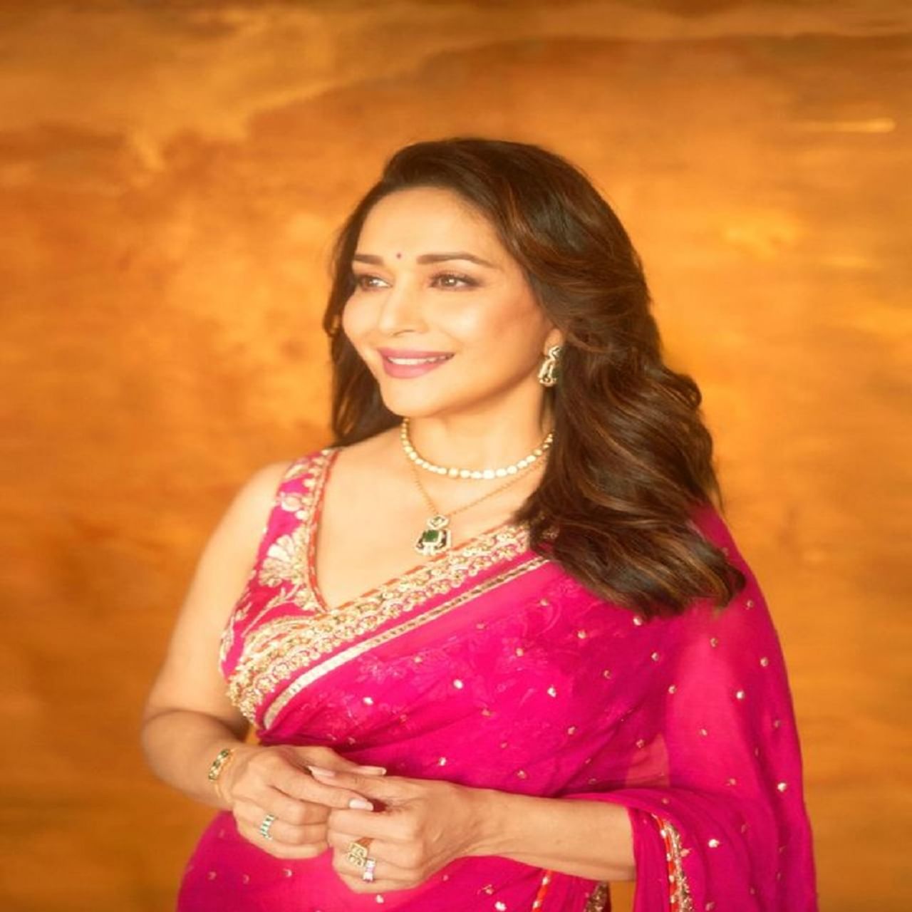 अभिनेत्री माधुरी दीक्षित (Madhuri Dixit)  सध्या 'पंचक' सिनेमामुळे चर्चेत आहे. सध्या सर्वत्र फक्त आणि फक्त अभिनेत्रीची चर्चा रंगली आहे. आता अभिनेत्रीने गुलाबी रंगाच्या साडीत काही फोटो पोस्ट केले आहेत. 