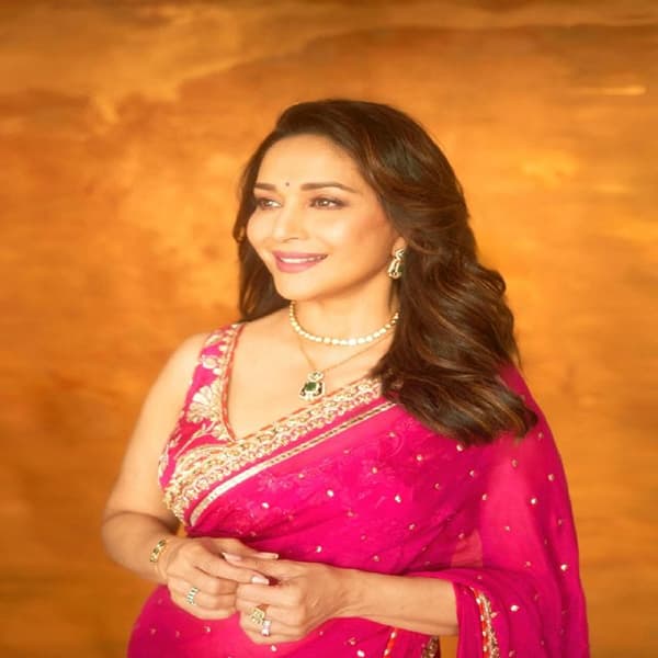 अभिनेत्री माधुरी दीक्षित (Madhuri Dixit) सध्या 'पंचक' सिनेमामुळे चर्चेत आहे. सध्या सर्वत्र फक्त आणि फक्त अभिनेत्रीची चर्चा रंगली आहे. आता अभिनेत्रीने गुलाबी रंगाच्या साडीत काही फोटो पोस्ट केले आहेत.