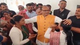 सहन झालं नाही, शिवराज सिंह चौहान यांना बिलगून रडल्या दोन महिला