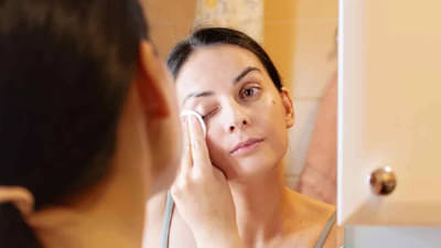 मेकअप काढायचा असेल तर केमीकल न वापरता या गोष्टींचा करा उपयोग, स्किन होईल टवटवीत