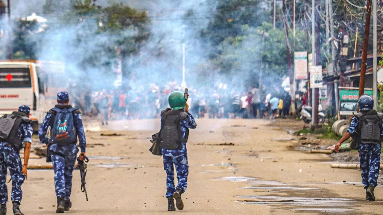 मणिपूरमध्ये पुन्हा हिंसाचार, दोन गटात गोळीबार, 13 जणांचा मृत्यू - Marathi  News | Manipur violence clash between two militant groups 13 people killed  in firing | TV9 Marathi