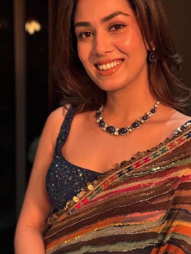 मल्टीकलर साडीमध्ये खुलले मीरा कपूरचे सौंदर्य.. मल्टीकलर साडीमध्ये खुलले मीरा कपूरचे सौंदर्य..