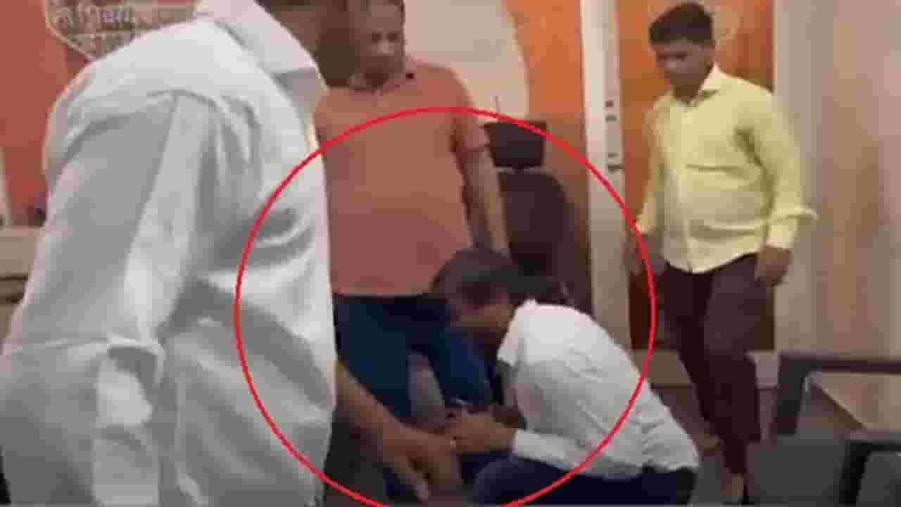 राज ठाकरे यांच्याबद्दल 'त्यानं' काढले अपशब्द अन् मनसैनिकांनी घडवली अशी अद्दल राज ठाकरे यांच्याबद्दल 'त्यानं' काढले अपशब्द अन् मनसैनिकांनी घडवली अशी अद्दल