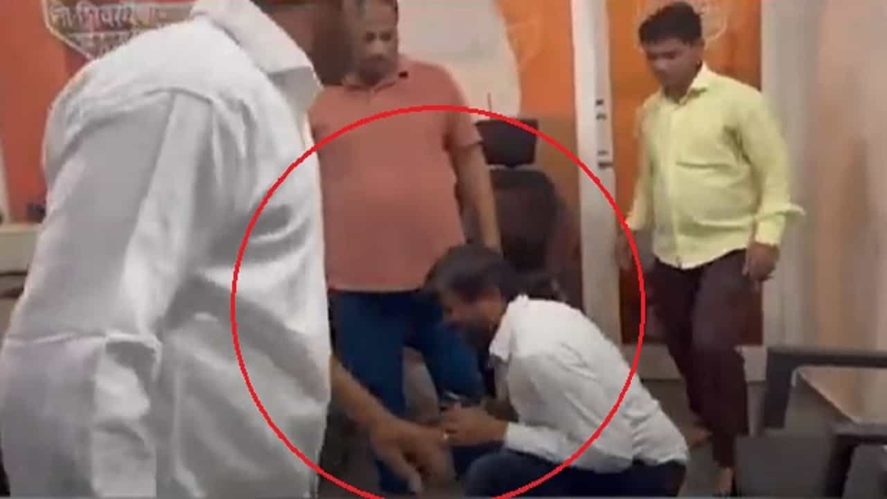 राज ठाकरे यांच्याबद्दल 'त्यानं' काढले अपशब्द अन् मनसैनिकांनी घडवली अशी अद्दल राज ठाकरे यांच्याबद्दल 'त्यानं' काढले अपशब्द अन् मनसैनिकांनी घडवली अशी अद्दल