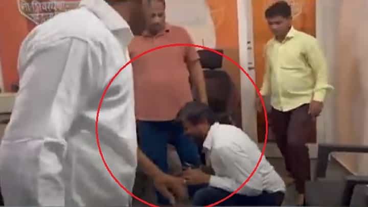 राज ठाकरे यांच्याबद्दल 'त्यानं' काढले अपशब्द अन् मनसैनिकांनी घडवली अशी अद्दल राज ठाकरे यांच्याबद्दल 'त्यानं' काढले अपशब्द अन् मनसैनिकांनी घडवली अशी अद्दल