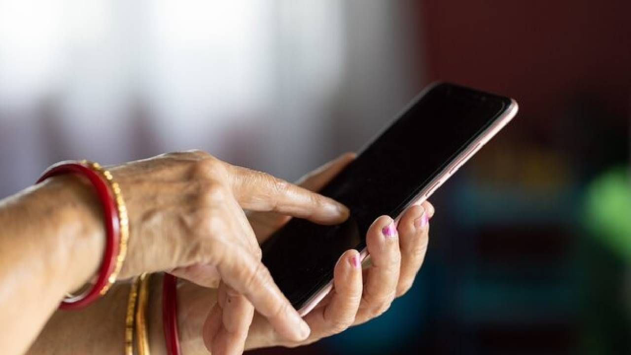 जुना फोन विकताय ? पण त्याआधी 'या' गोष्टी Delete करा जुना फोन विकताय ? पण त्याआधी 'या' गोष्टी Delete करा