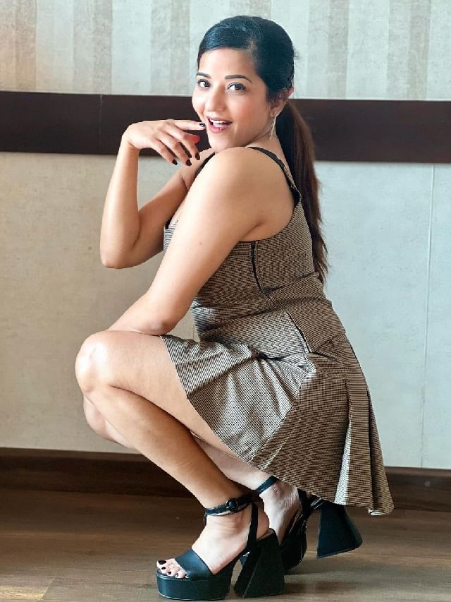 मोनालिसाचा डिसेंबर लुक, सोफ्यावर दिल्या अशा पोज, चर्चांना उधाण मोनालिसाचा डिसेंबर लुक, सोफ्यावर दिल्या अशा पोज, चर्चांना उधाण