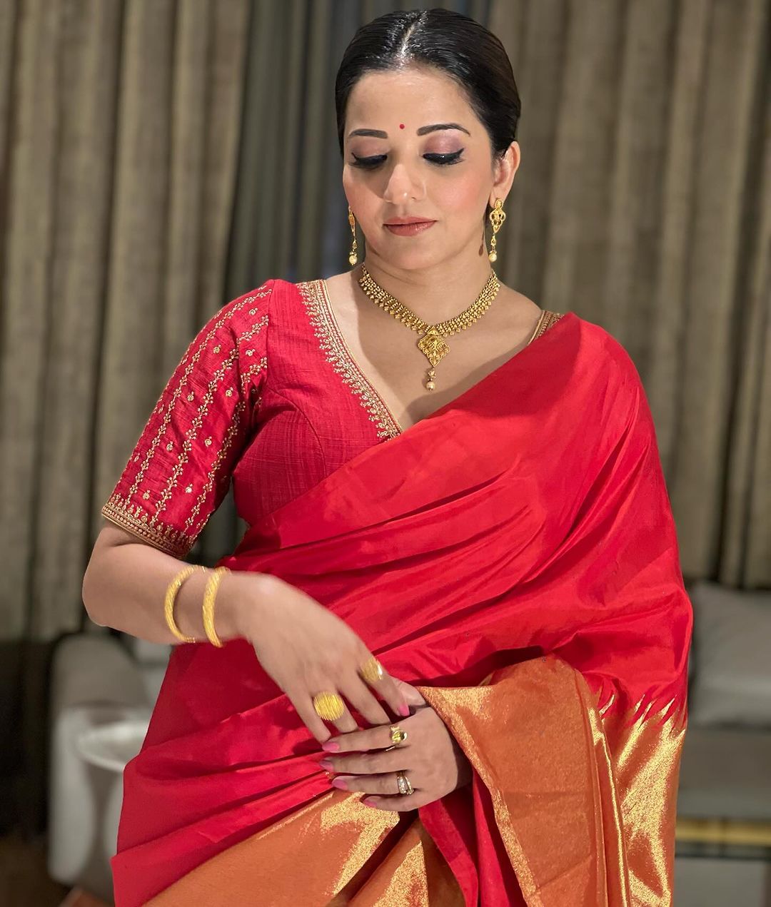 लाल साडी, केसामध्ये गजरा, 'या' अभिनेत्रीच्या बेडरुममधील फोटोंवरून हटेना  नजरा – TV9 Marathi