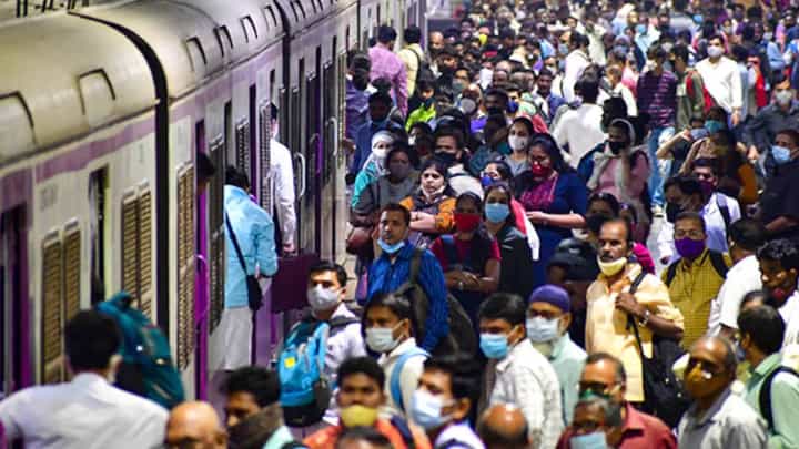 मध्य-पश्चिम रेल्वेवरील 'या' 20 स्थानकांचा होणार कायापालट, यात तुमचं रेल्वे स्टेशन आहे का? बघा मध्य-पश्चिम रेल्वेवरील 'या' 20 स्थानकांचा होणार कायापालट, यात तुमचं रेल्वे स्टेशन आहे का? बघा