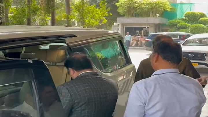 गलती से मिस्टेक... संजय राऊत चुकीनं प्रसाद लाड यांच्या कारमध्ये बसले अन्..., व्हिडीओ होतोय व्हायरल गलती से मिस्टेक... संजय राऊत चुकीनं प्रसाद लाड यांच्या कारमध्ये बसले अन्..., व्हिडीओ होतोय व्हायरल