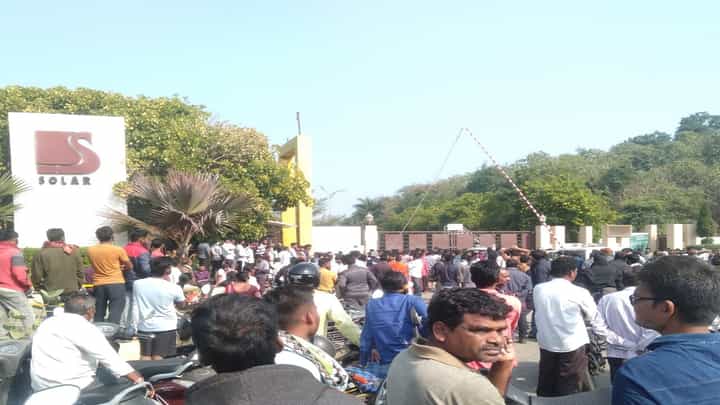 नागपुरच्या 'सोलार एक्सप्लोझिव्ह'मधील स्फोटात 9 जणांचा मृत्यू, संतप्त कुटुंबीयांचा कंपनीबाहेर ठिय्या अन्... नागपुरच्या 'सोलार एक्सप्लोझिव्ह'मधील स्फोटात 9 जणांचा मृत्यू, संतप्त कुटुंबीयांचा कंपनीबाहेर ठिय्या अन्...