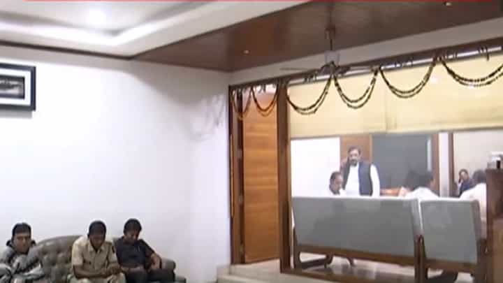 ऐन थंडीत सरकारला घामटा फुटणार?, वडेट्टीवार यांच्या घरी विरोधकांची खलबतं; नेमकं काय शिजतंय? ऐन थंडीत सरकारला घामटा फुटणार?, वडेट्टीवार यांच्या घरी विरोधकांची खलबतं; नेमकं काय शिजतंय?