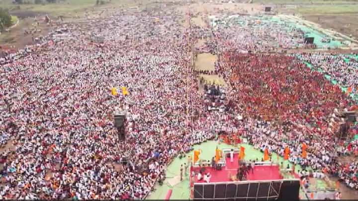Maratha Reservation : नांदेडमधील मैदान मराठ्यांच्या गर्दीनं कच्चून भरलं, नुसतं भगवं वादळ Maratha Reservation : नांदेडमधील मैदान मराठ्यांच्या गर्दीनं कच्चून भरलं, नुसतं भगवं वादळ