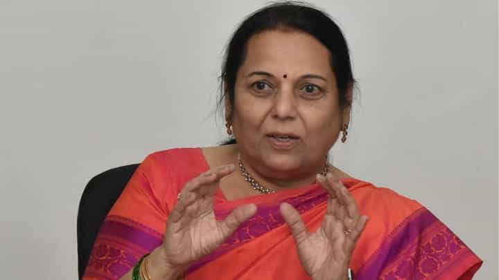 बकरी सारखं मैं-मैं करणाऱ्या नीलम गोऱ्हे यांनी कमीच बोलावं, महिला खासदारानं दिला सल्ला बकरी सारखं मैं-मैं करणाऱ्या नीलम गोऱ्हे यांनी कमीच बोलावं, महिला खासदारानं दिला सल्ला