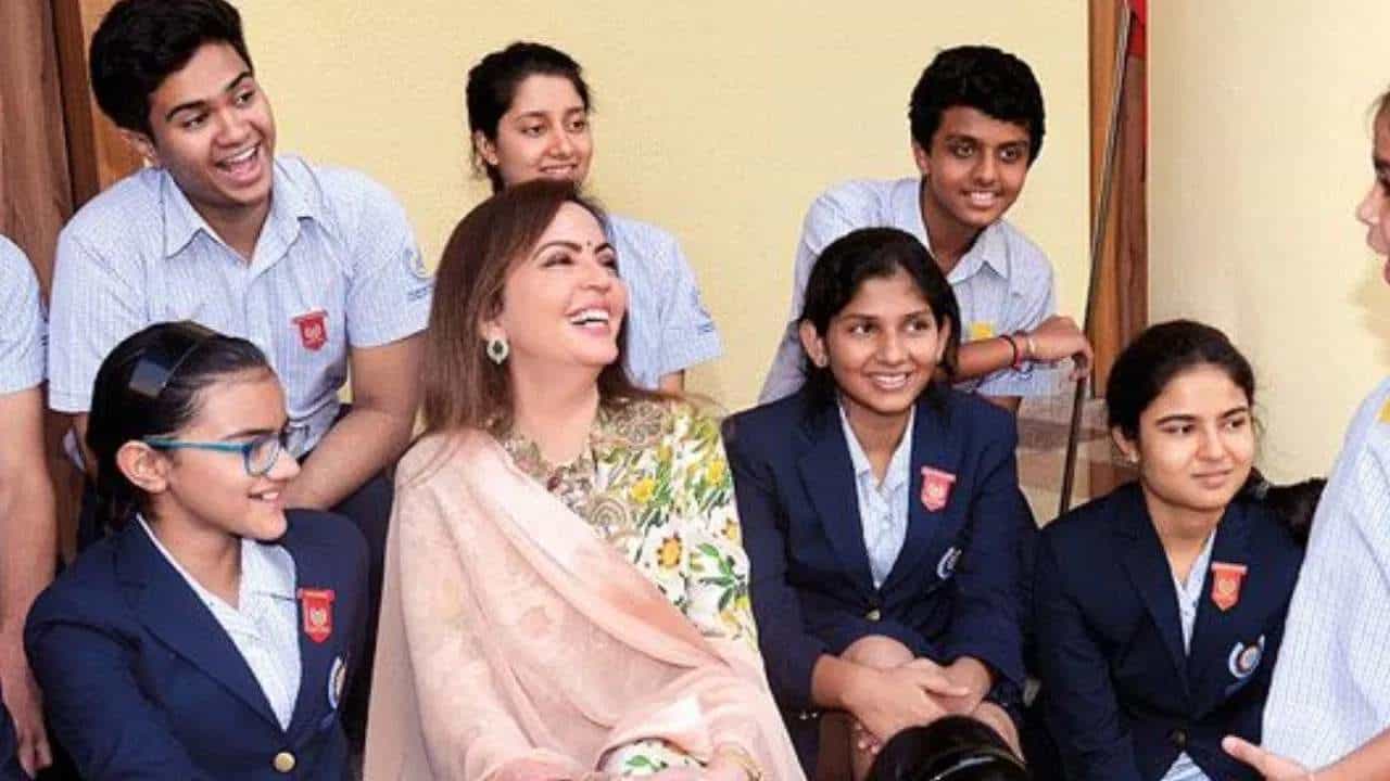 धीरुभाई अंबानी इंटरनॅशनल स्कूर ही देशातल्या सर्वांत नामवंत शाळांपैकी एक आहे. मुकेश अंबानी यांच्या पत्नी नीता अंबानी या शाळेच्या संस्थापिका आहेत.