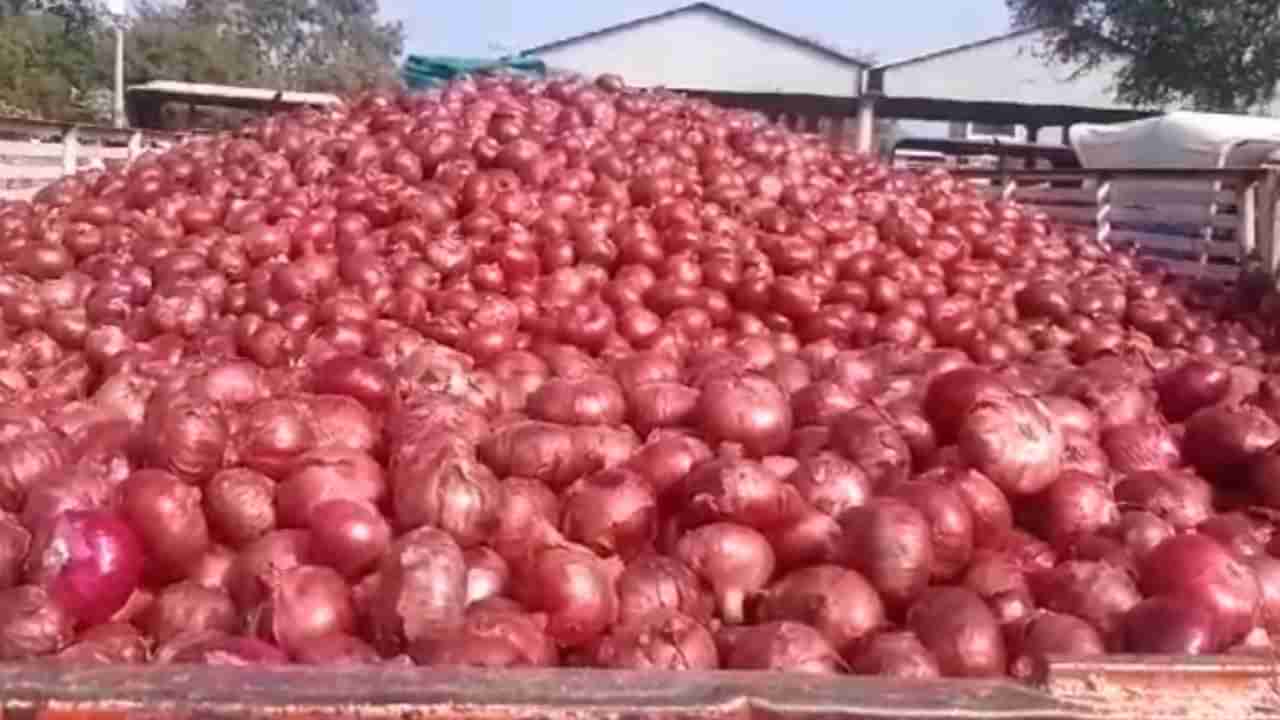 Onion Export : कांदा निर्यातबंदी, शेतकरी आक्रमक, लिलाव पाडले बंद