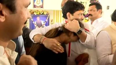 बहिणीची पाठ थोपटली, गळाभेट घेतली, वाद मिटला?; मुंडे भावाबहिणीचा व्हिडीओ होतोय व्हायरल