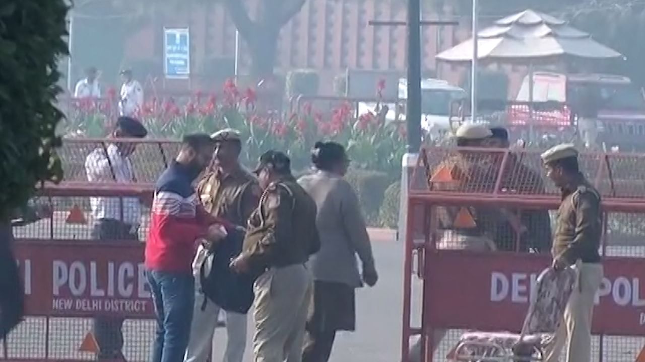 संसदेमधील गोंधळानंतर सुरक्षा यंत्रणा अलर्ट मोडवर पाहायला मिळत आहे. आज संसद परिसरात हजारो पोलीस तैनात आहेत. 