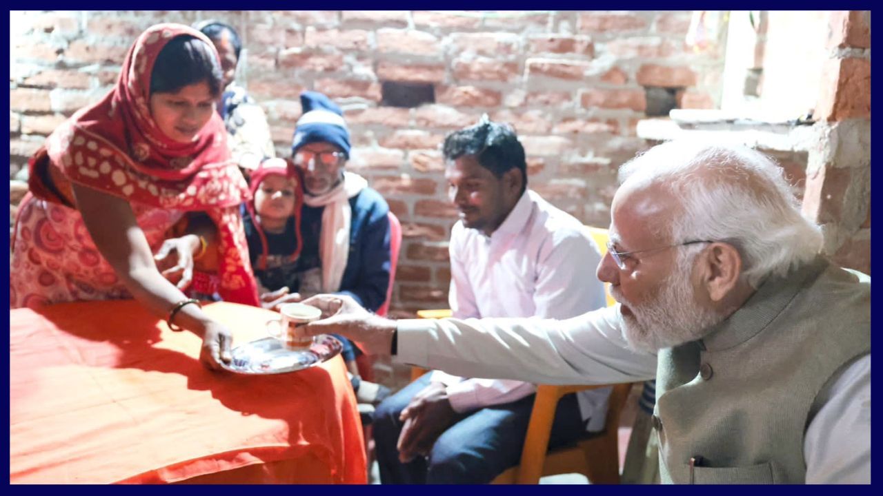 PM नरेंद्र मोदींनी आवर्जुन जिच्या घरात चहा घेतला ती अयोध्येची मीरा आहे तरी कोण? PM नरेंद्र मोदींनी आवर्जुन जिच्या घरात चहा घेतला ती अयोध्येची मीरा आहे तरी कोण?