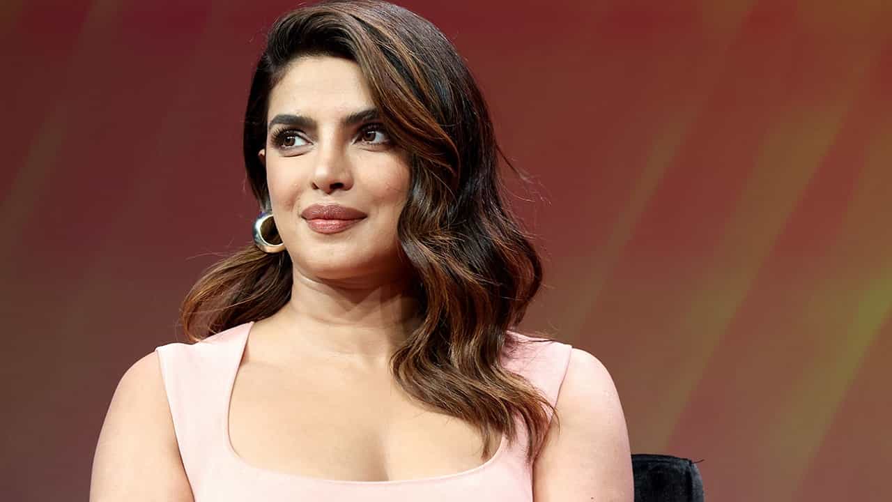 अभिनेत्री प्रियांका चोप्रा आणि समलान खान यांच्यामध्ये देखील वाद आहे. प्रियांका आणि सलमान यांच्यामध्ये 'भारत' सिनेमामुळे वाद झाले. प्रियांका भाईजानचा सिनेमा अर्ध्यात सोडून गेली. त्यामुळे सलमान खान प्रचंड नाराज होता.