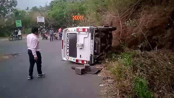 Pune News : सिंहगड घाटात पर्यटकांना घेऊन जाणारी जीप उलटून भीषण अपघात, 10 ते 12 जण जखमी