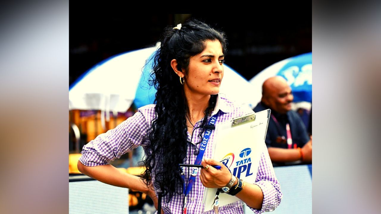 फोटोमध्ये दिसणाऱ्या मुलीचं नाव रजल अरोरा असं आहे. रजल हिच्या इन्स्टा बायोनुसार ती टीम इंडिया आणि आयपीएलची डिजिटल मॅनेजर आहे. मागील 8 वर्षांपासून रजल ही बीसीसीआयसोबत आहे. रजलचे इन्स्टाग्रामवर ६० हजाारांपेक्षा जास्त फॉलोवर्स आहेत.