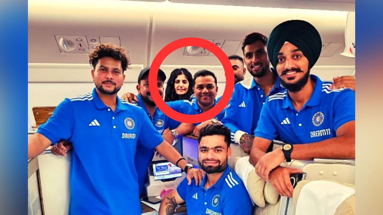 या फोटोमध्ये रिंकू सिंग, तिलक वर्मा, अर्शदीप सिंग आणि फिल्डिंग दिलीप कोच दिसले. त्यासोबतच एक मुलगीही फोटोमध्ये दिसली. ही मिस्ट्री गर्ल कोण याबाबत सोशल मीडियावर चर्च होत आहे.