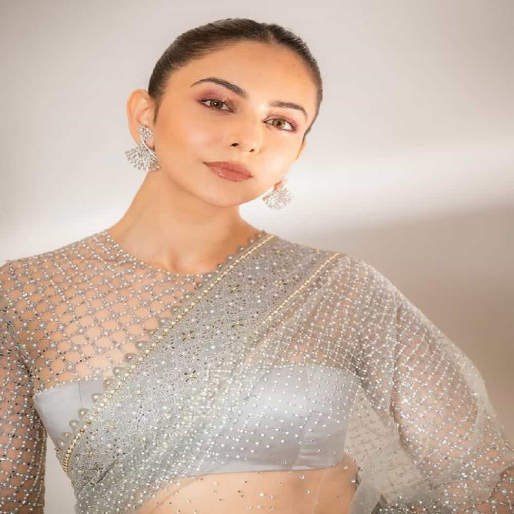 अभिनेत्री रकुल प्रीत सिंग (Rakul preet Singh) तिच्या चाहत्यांसाठी सोशल मीडियावर खूप सक्रिय असते. ती स्वतःचे फोटो आणि व्हिडिओ शेअर करून चाहत्यांच्या हृदयाचा ठोका चूकवते...