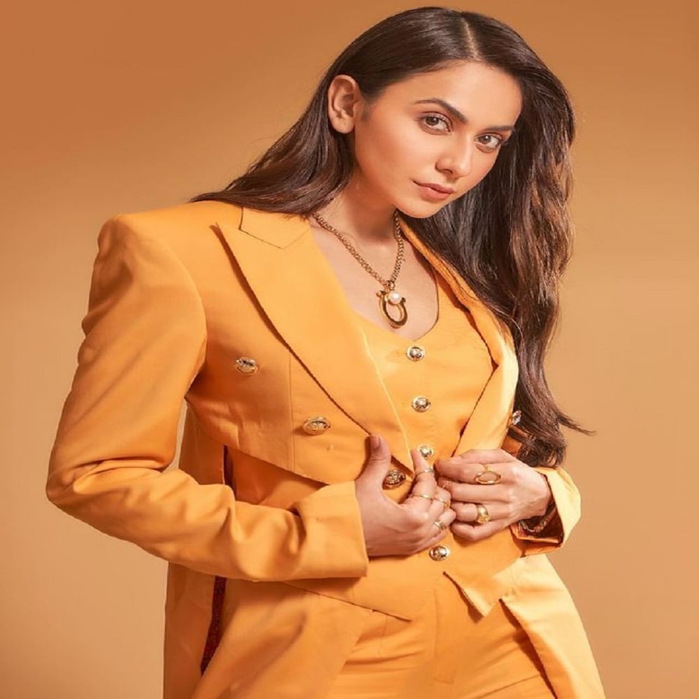 अभिनेत्री रकुल प्रीत सिंग (Rakul preet Singh) कायम कोणत्या न कोणत्या कारणामुळे चर्चेत असते. पण आता अभिनेत्री आगामी सिनेमामुळे नाही तर, नव्या फोटोशूटमुळे चर्चेत आली आहे. 