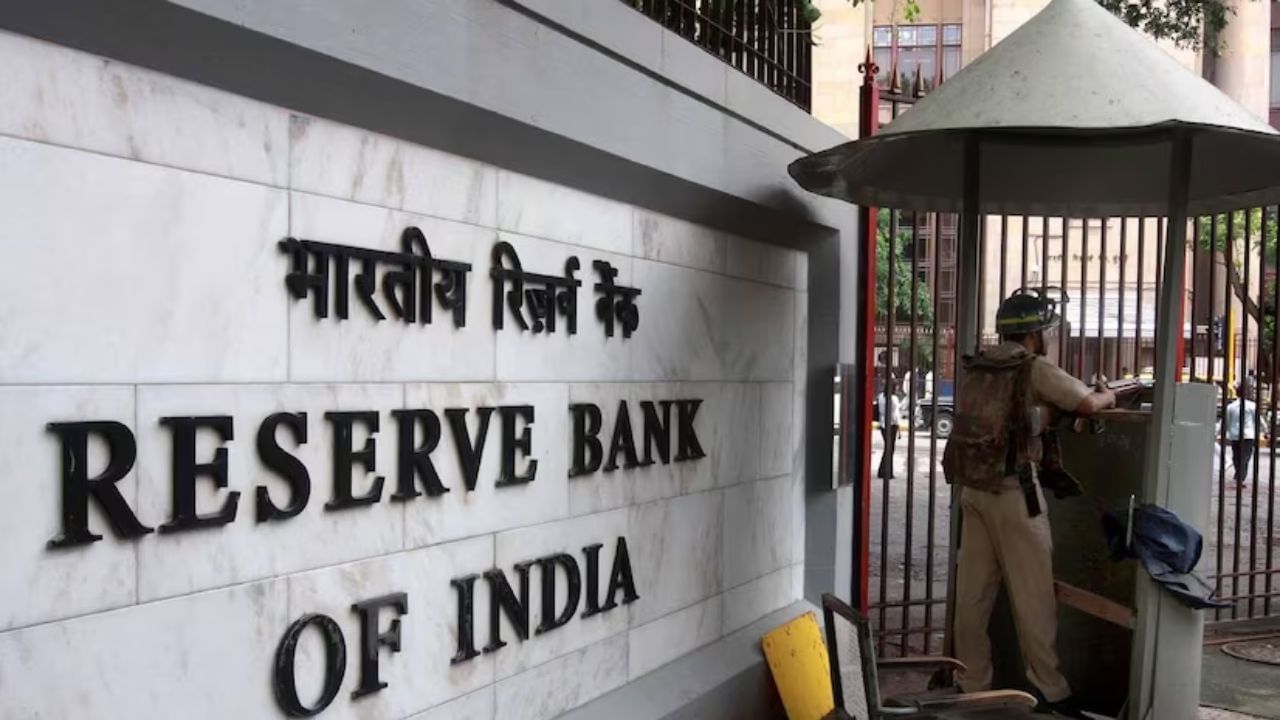 रिझर्व्ह बँकेची सर्वात मोठी कारवाई, महाराष्ट्रातील पुन्हा काही बँकांना जोराचा झटका