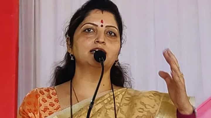 दादांमुळेच सुप्रिया सुळे निवडून आल्या, रुपाली चाकणकर यांनी केला दावा दादांमुळेच सुप्रिया सुळे निवडून आल्या, रुपाली चाकणकर यांनी केला दावा