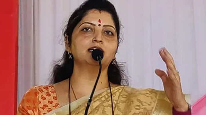 दादांमुळेच सुप्रिया सुळे निवडून आल्या, रुपाली चाकणकर यांनी केला दावा दादांमुळेच सुप्रिया सुळे निवडून आल्या, रुपाली चाकणकर यांनी केला दावा