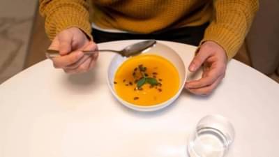 सूप पीताना लोक हमखास करतात या चुका, ज्या पडू शकतात भारी