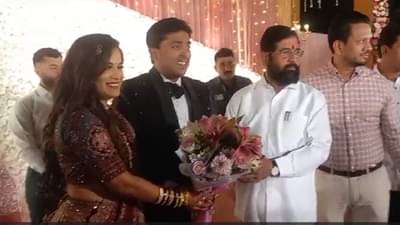 शिंदे गटाचा ‘वर’ आणि ठाकरे गटाची ‘वधू’ यांचे जुळले सूर, कुठं बांधली अनोखी लग्नगाठ?
