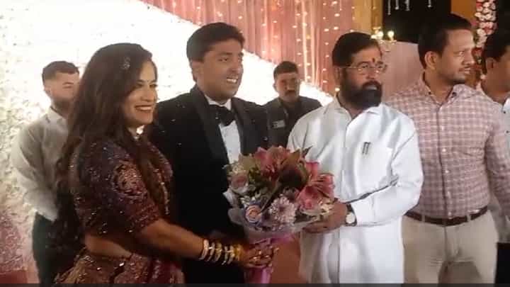 शिंदे गटाचा 'वर' आणि ठाकरे गटाची 'वधू' यांचे जुळले सूर, कुठं बांधली अनोखी लग्नगाठ? शिंदे गटाचा 'वर' आणि ठाकरे गटाची 'वधू' यांचे जुळले सूर, कुठं बांधली अनोखी लग्नगाठ?