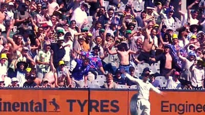 Video : फिल्डिंग करताना पाठीमागून चाहत्यांनी घेतली मजा, एकट्या पठ्ठ्याने सगळ्यांना गंडवलं, व्हिडीओ तुफान व्हायरल