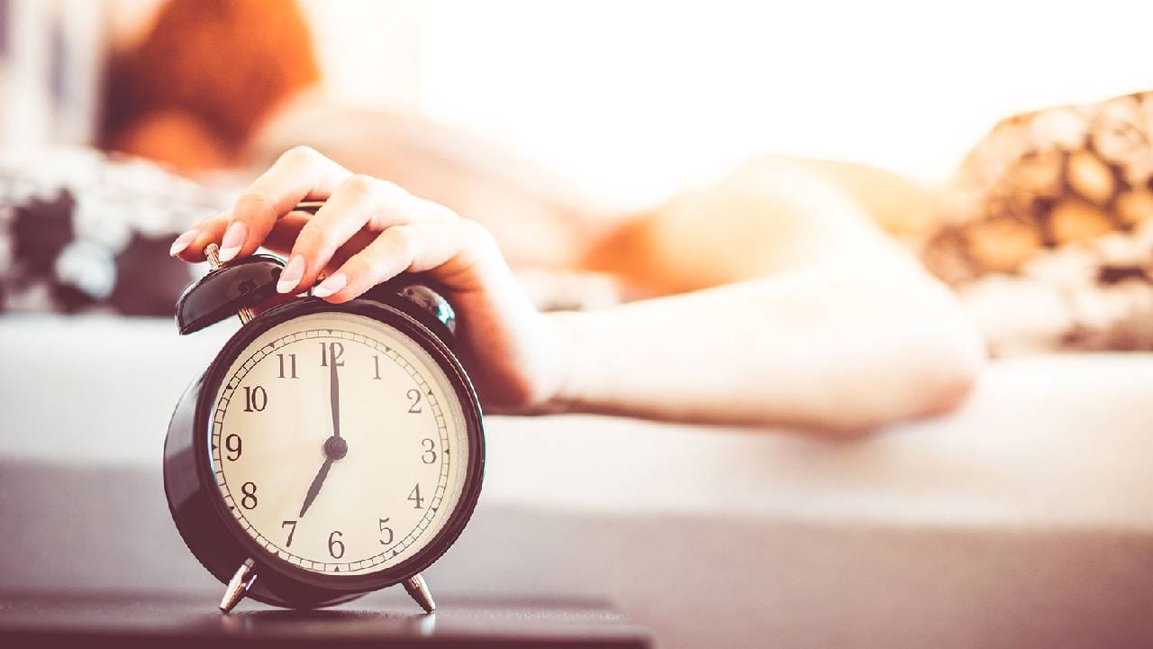 सर्वात महत्वाचं आहे दिवसाची सुरुवात लवकर करणं! त्यासाठी सकाळी वेळेत आणि तेही लवकर उठणं गरजेचं आहे.दिवसाची सुरूवात लवकर केली तर तुमचा पूर्ण दिवस फ्रेश जातो. मात्र त्यासाठी झोप अर्धवट ठेवू नका. रात्री लवकर झोपा, सकाळी लवकर उठा... 