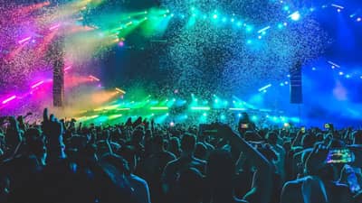 थर्टी फर्स्टची फुल्लटू तयारी, कुठे देवदर्शनासाठी तर कुठे मटण खरेदीसाठी रांगाच रांगा, पोलीसही अॅक्शन मोडवर