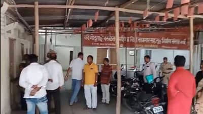 सोलापुरात माजी आमदाराच्या कार्यालयात खळबळजनक प्रकार, 80 वर्षाचा वृद्ध इतकं टोकाचं का वागला?